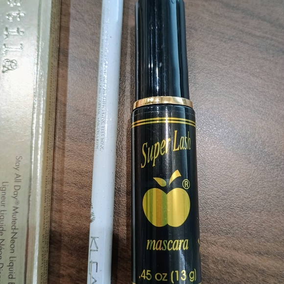 Make Up  Bundle.  4 Eyelines and 1 Black mascara - Picture 5 of 5